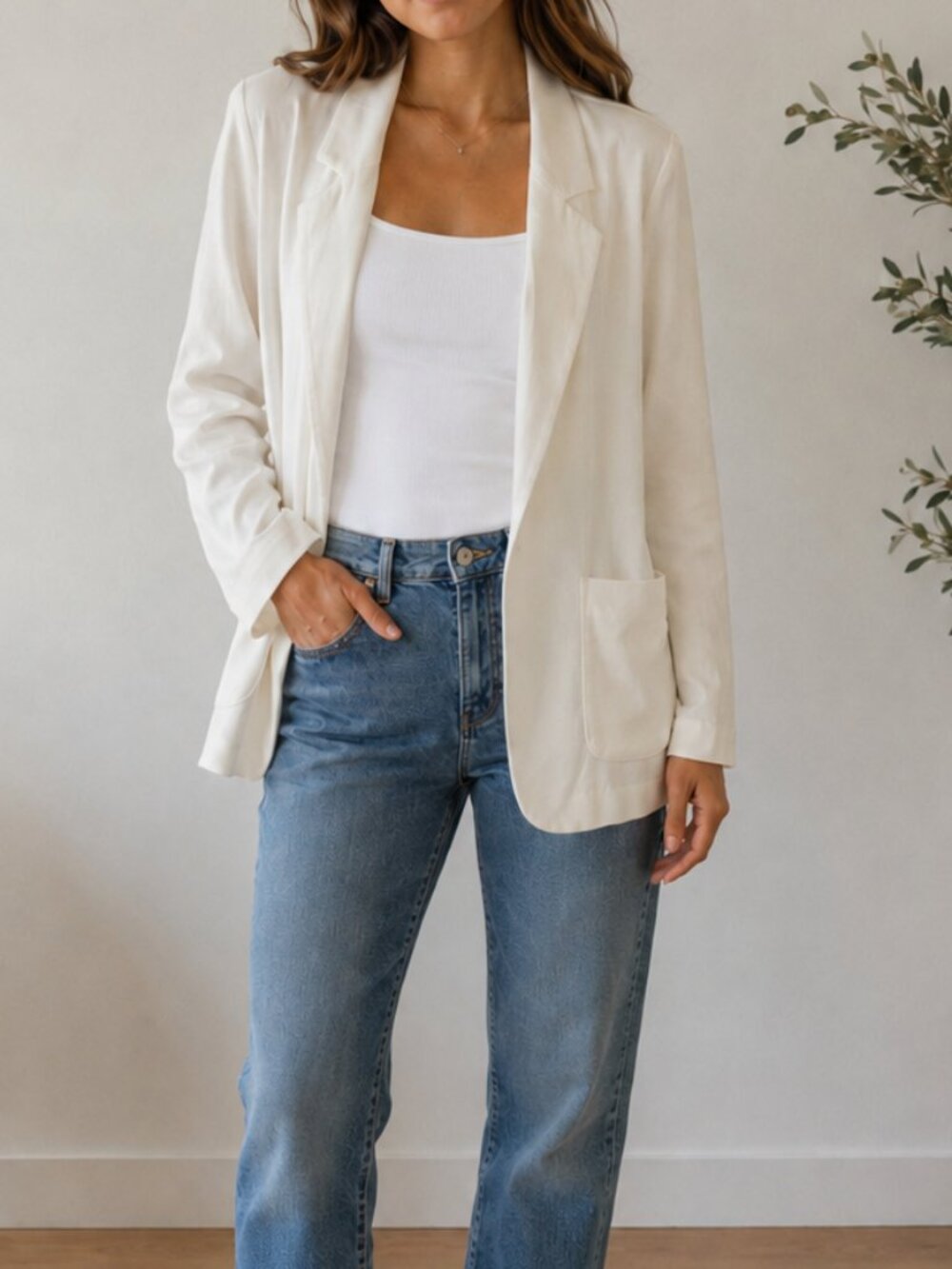 Aritzia Talula White Blazer (Size 4)